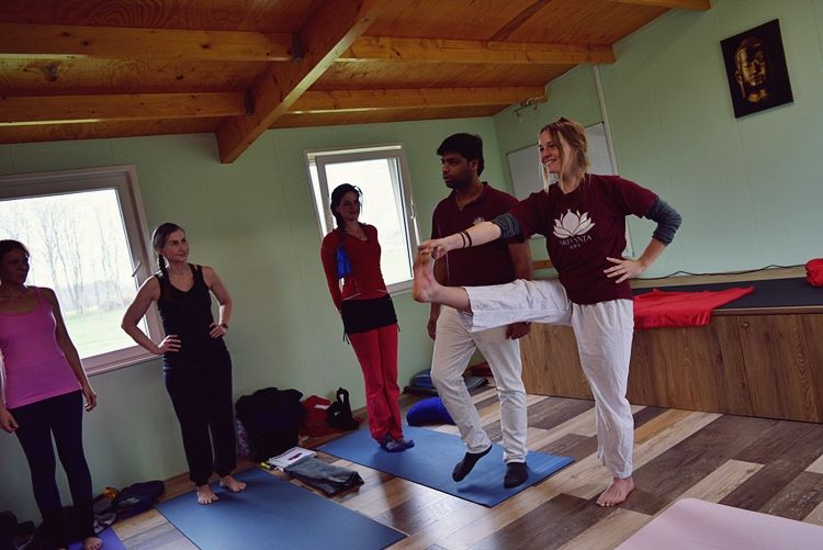 Apprenez 200 heures de Cours de Formation de Professeur de Yoga, Chhatarpur, Madhya Pradesh, India