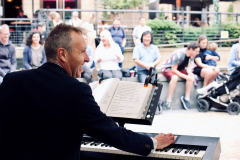 Live music at Leopold Square: Phil Johnson and Vibe-ology